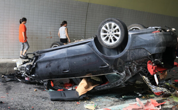 The driver's fatigue driving caused the car to hit the tunnel wall