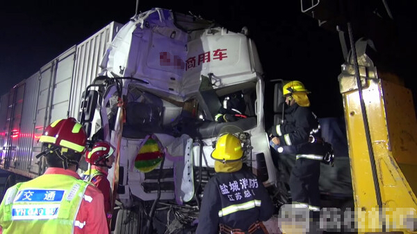 Due to driver fatigue driving, van truck rear-ended a truck