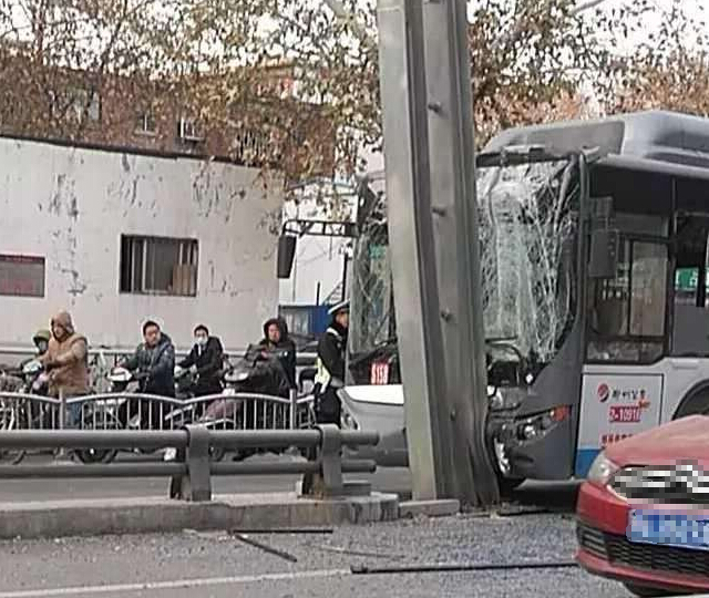 A bus in Zhengzhou hit an elevated frame and injured 13 passengers