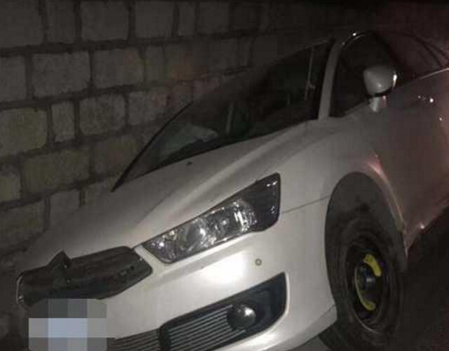 A driver drove the car into the drain due to fatigue on the highway