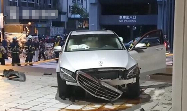 93-year-old man suspected of fatigue driving a Mercedes-Benz into the subway station